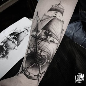 tatuaje_brazo_barco_paisaje_Logia_Barcelona_Jas